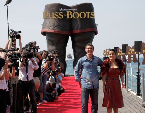 CANNES, FRANCE - MAY 11: Actor Antonio Banderas (L) and actress Salma Hayek attend the 'Puss in Boots' Photocall at Carlton Beach during the 64th Cannes Film Festival on May 11, 2011 in Cannes, France. (Photo by Lucian Capellaro/Getty Images) 