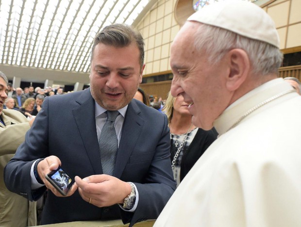 Imaginew Executive Producer & CEO Rui Pedro Oliveira presents ‘Fatima’ to Pope Francis